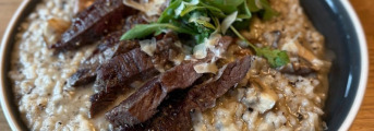 Parmezánové rizoto so šampiňónmi a hľúzovkovým olejom, Striploin steak