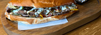 Philly cheesesteak, steakov&eacute; hranolčeky, medovo-horčicov&yacute; dip