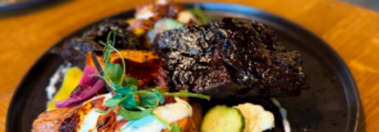 Pečen&eacute; hov&auml;dzie rebro, pečen&yacute; batat s bryndzou a slaninkou, nakladan&aacute; zelenina, demi glace