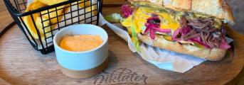 Beef ciabatta &ndash; trhan&eacute; hov&auml;dzie m&auml;so, cheddar, nakladan&aacute; uhorka a cibuľa, steakov&eacute; hranolčeky, tenesis majon&eacute;za